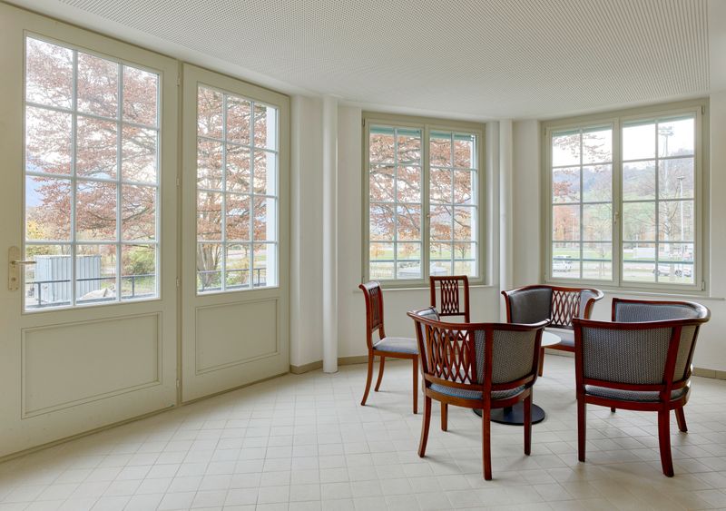 Sanierung und Erweiterung Psychiatrie Obwalden – Aufenthaltsbereich Patienten im Hochparterre mit Bezug zum Park – Ben Huggler Photography